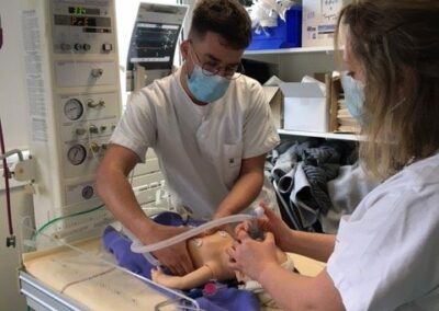 Des étudiants sages-femmes en travaux pratiques apprennent à prendre soin d'un nourrisson avec un mannequin