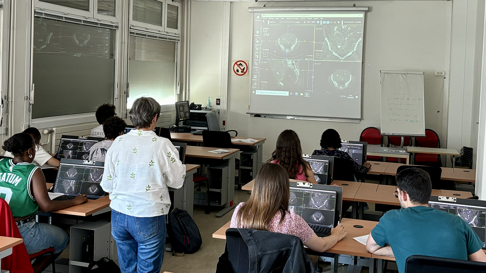 étudiants manipulateurs en radiologie en atelier de pratique